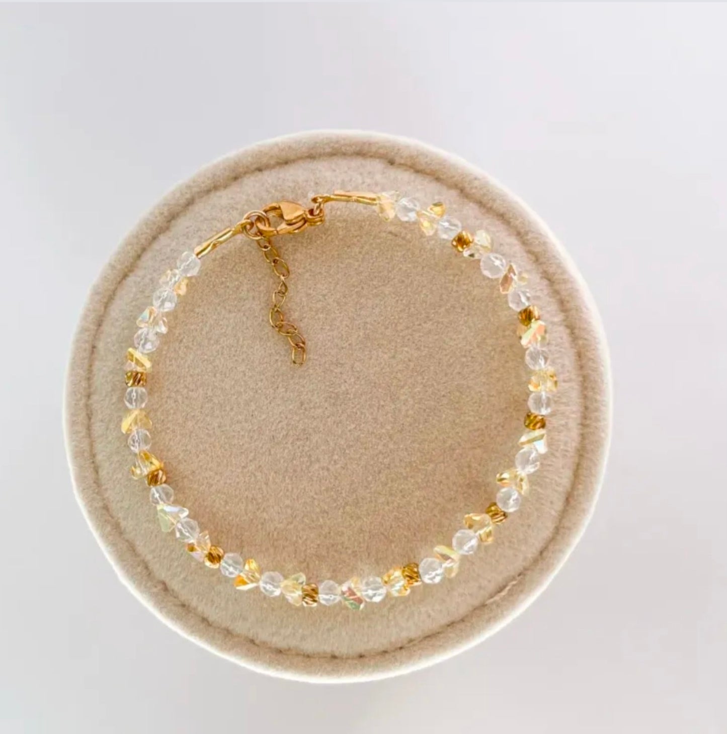 Гривна с прозрачни кристали и елементи от медицинска стомана 316L