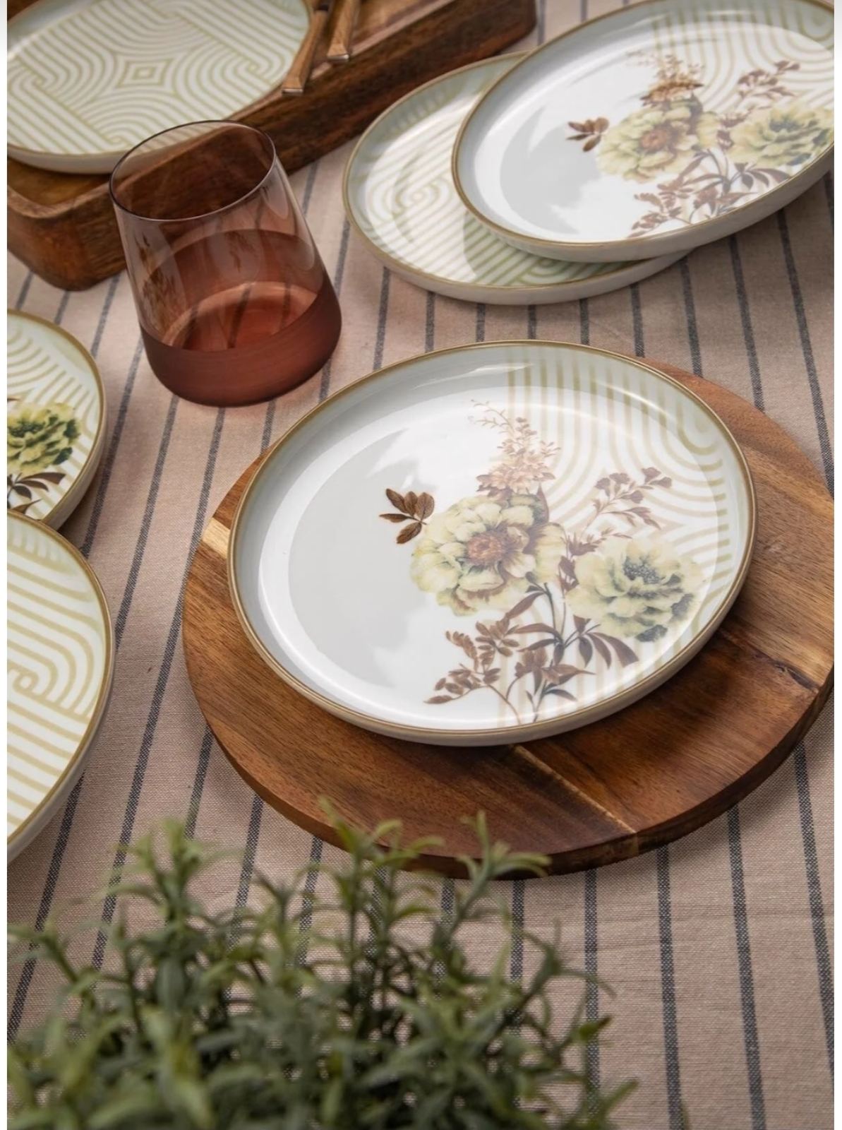 Порцеланов сервиз от 6 бр чинии с флорален десен