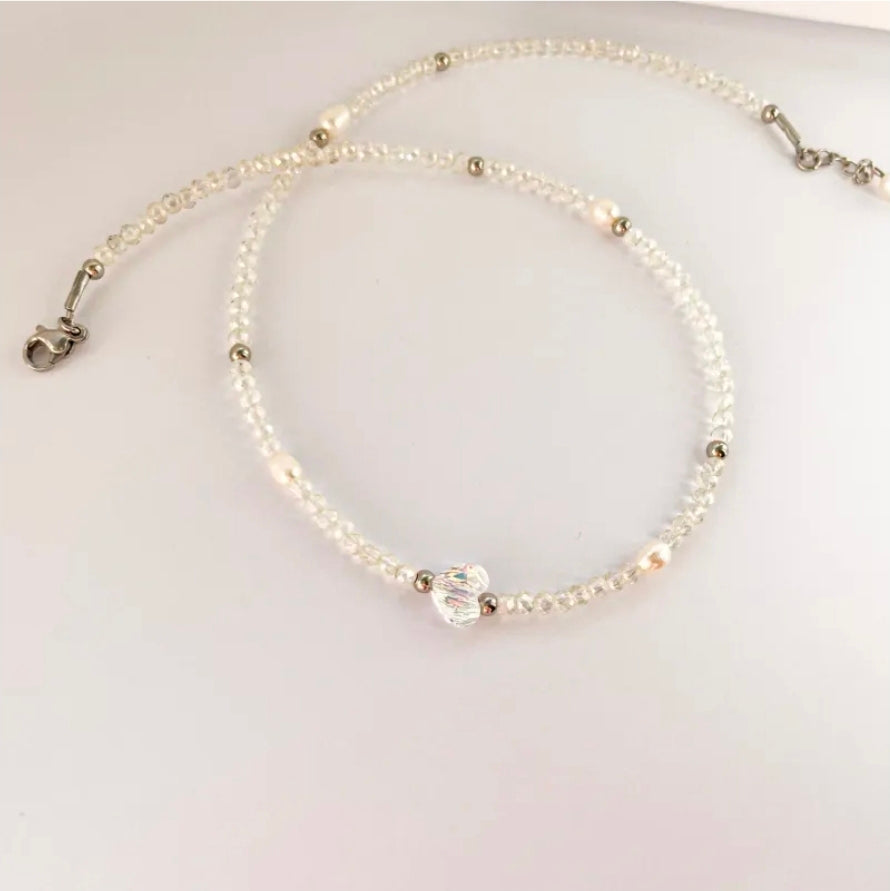 Късо колие с италиански кристали, естествени перли и сърце тип Swarovski