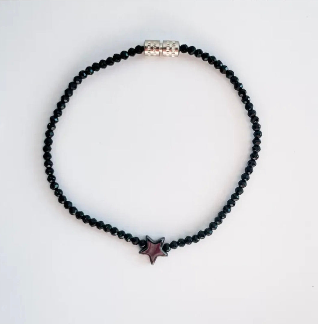 Ръчно изработена гривна с черни италиански кристали и звезда от хематит