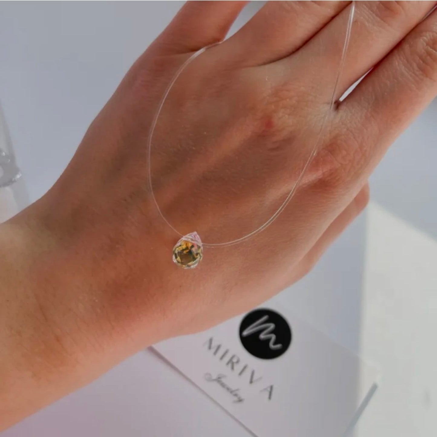 Късо колие по врата със силиконова корда и кристал тип Swarovski