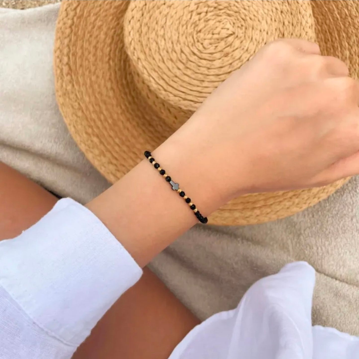 Ръчно изработена гривна с черни италиански кристали и 18К позлатени топчета