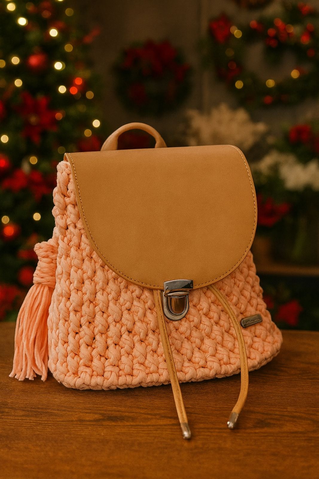 Ръчно плетена чанта цвят нежна праскова