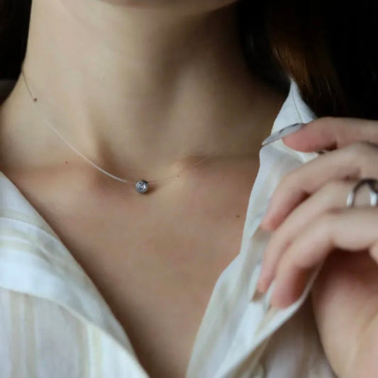 Късо колие по врата с бяло камъче с прозрачна силиконова корда