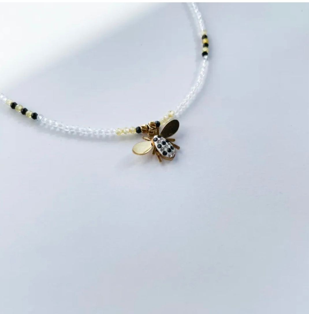 Ръчно изработено късо колие с кристали и висулка пчела