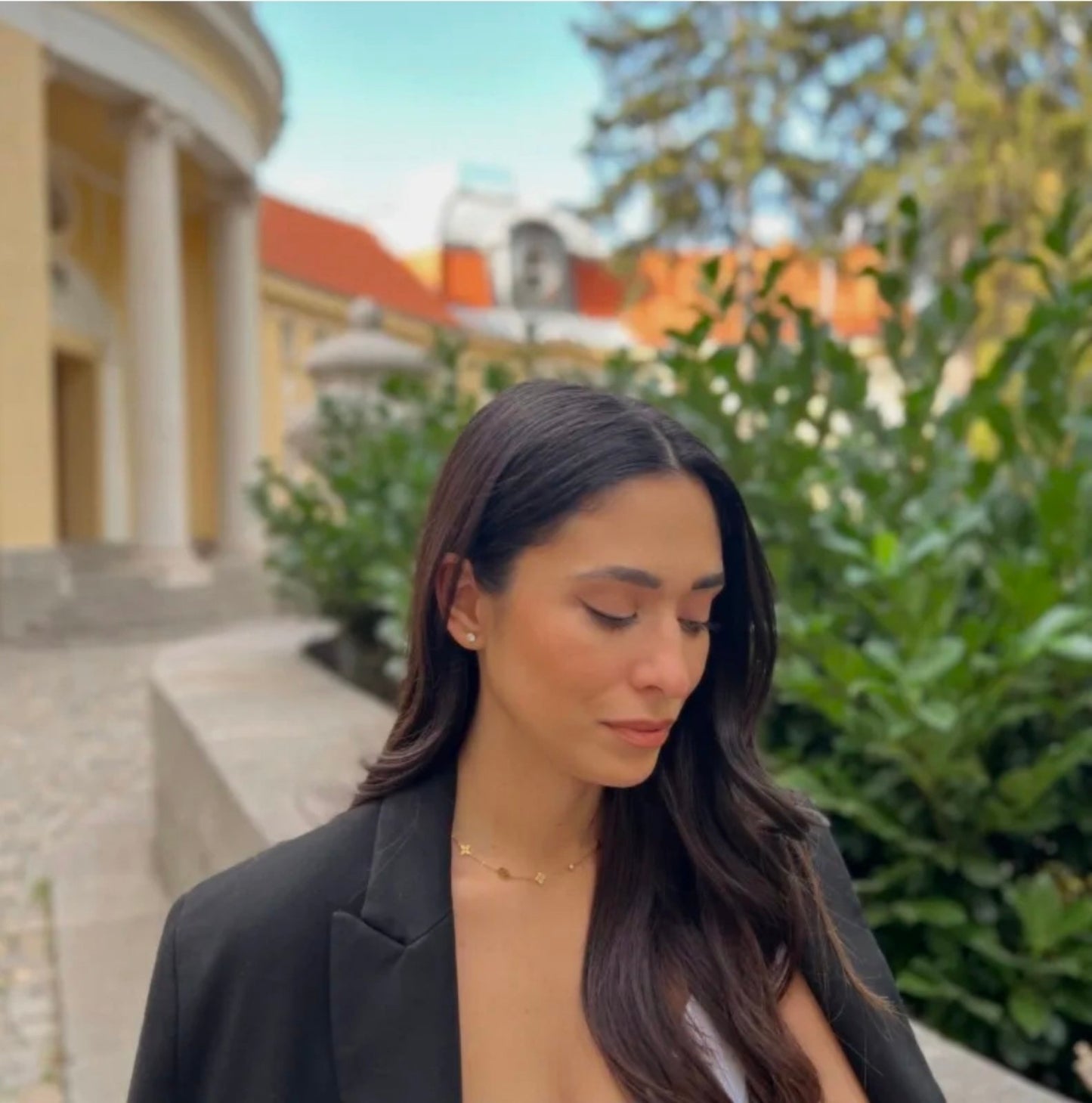 Нежно късо колие с елементи по него от медицинска стомана