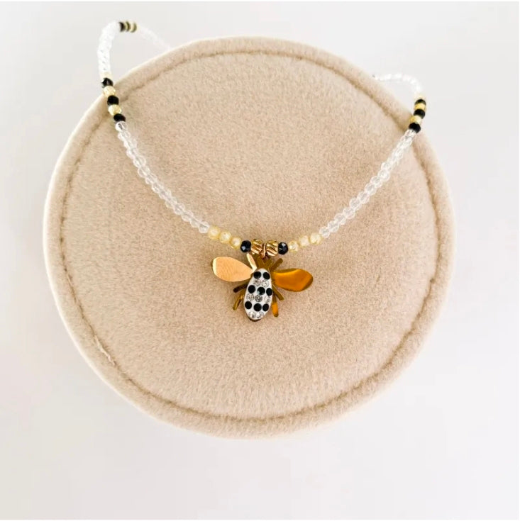 Ръчно изработено късо колие с кристали и висулка пчела