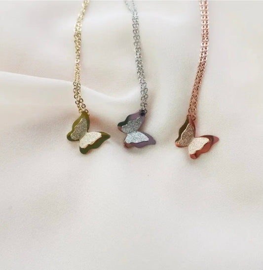 Колие с висулка пеперуда от медицинска стомана 316L с матиран блясък