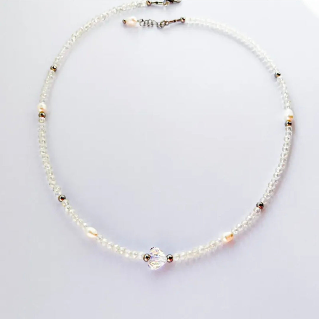 Късо колие с италиански кристали, естествени перли и сърце тип Swarovski