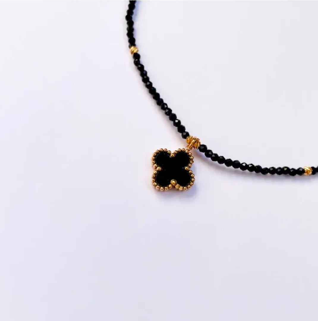 Късо колие с черна детелина,черни кристали и златисти топчета