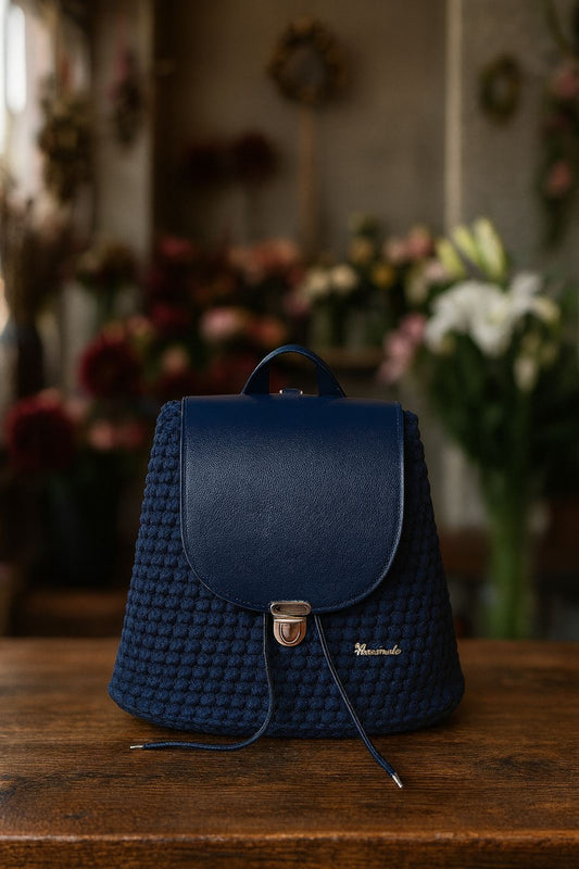 Ръчно плетена чанта цвят тъмно синьо