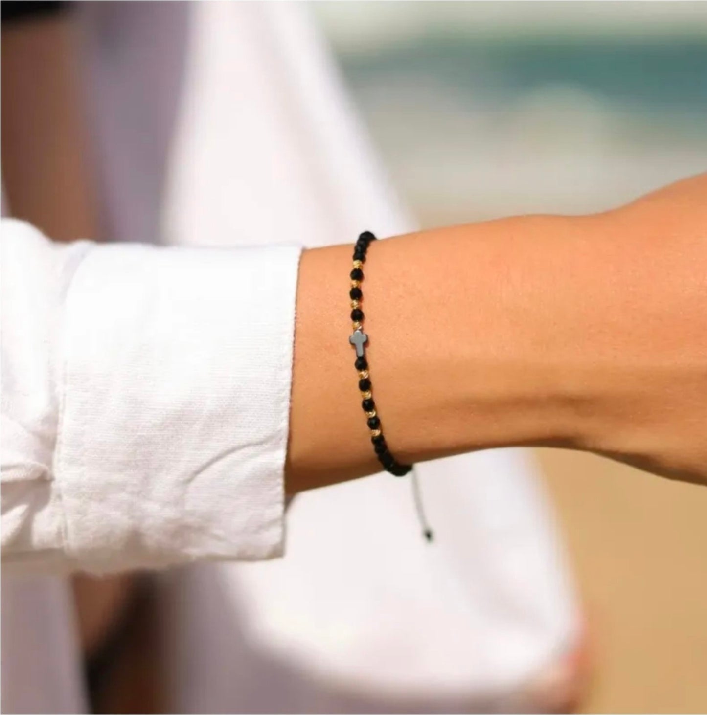 Ръчно изработена гривна с черни италиански кристали и 18К позлатени топчета