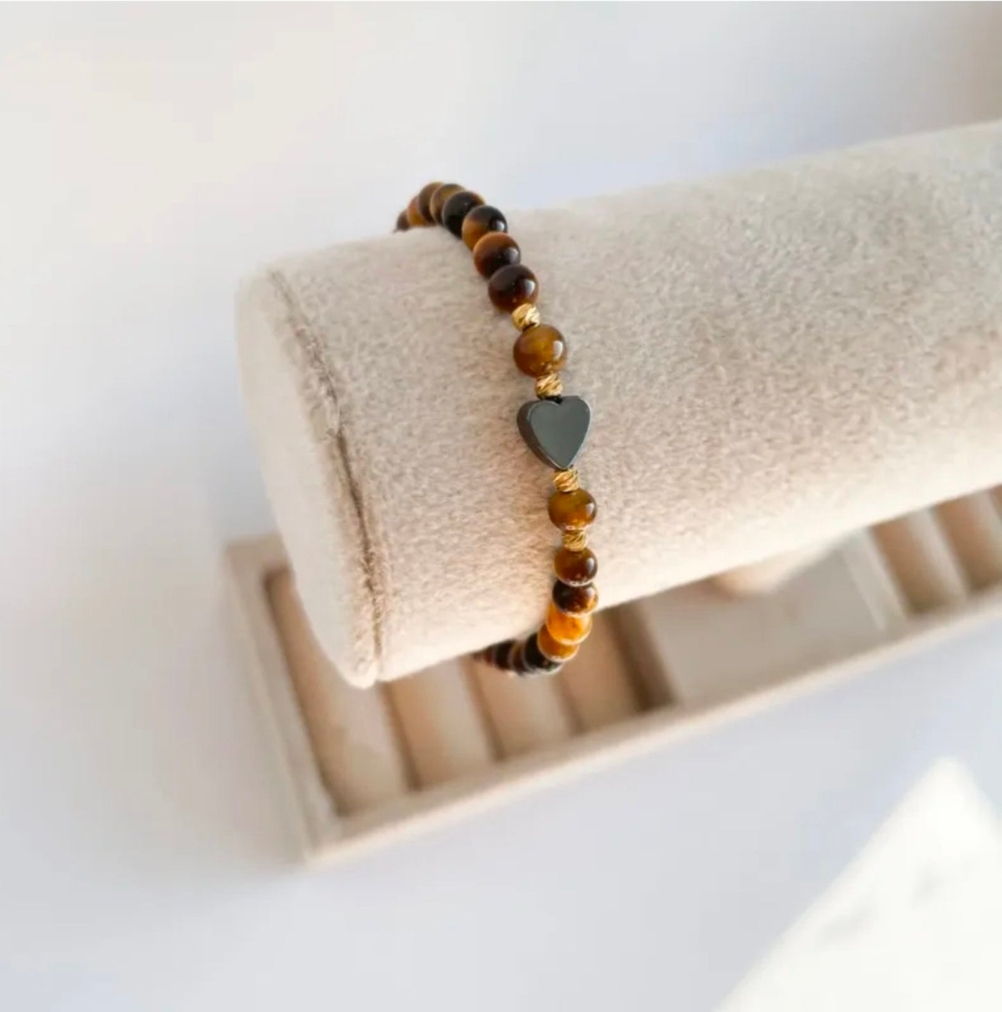Ръчно изработени гривни с естествени камъни и сърца