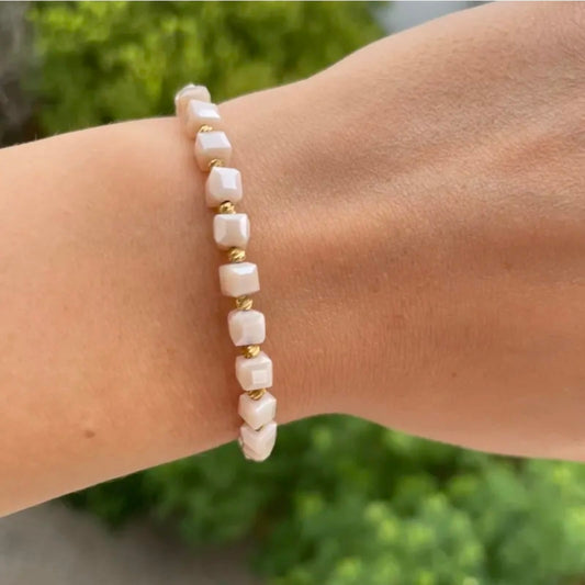 Ръчно изработена гривна с кубчета в цвят пудра и 18К позлатени топчета