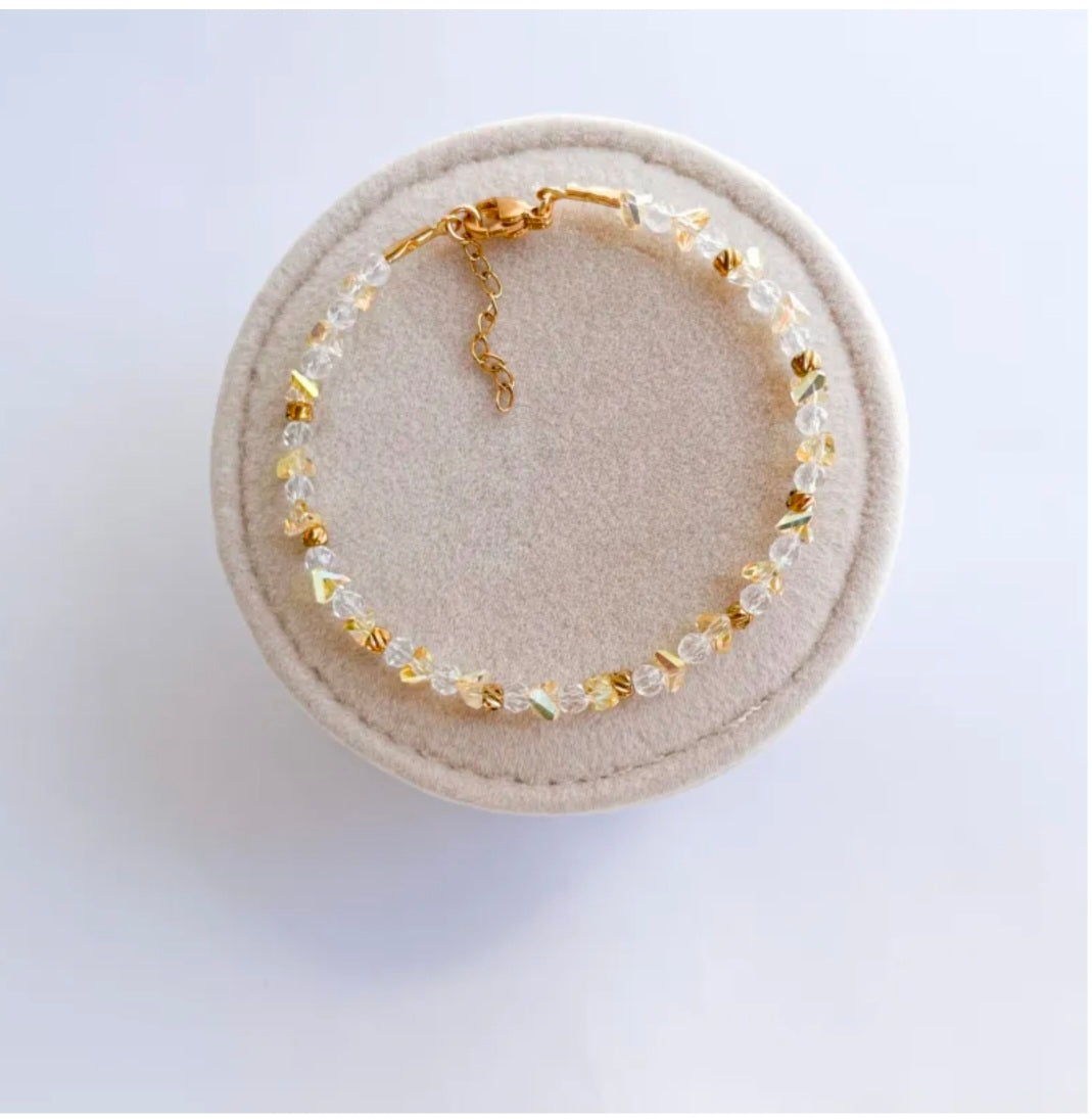 Гривна с прозрачни кристали и елементи от медицинска стомана 316L