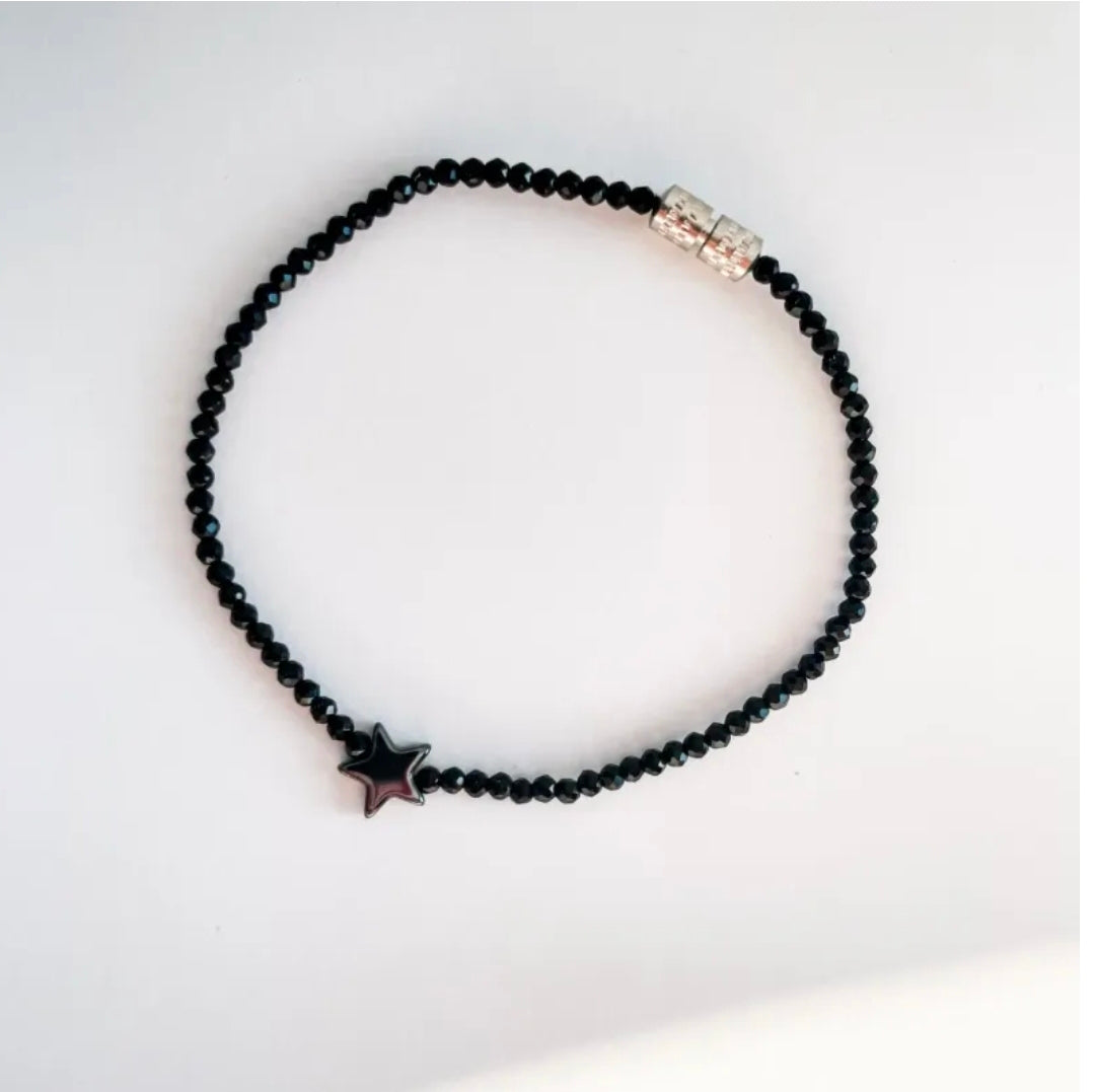 Ръчно изработена гривна с черни италиански кристали и звезда от хематит