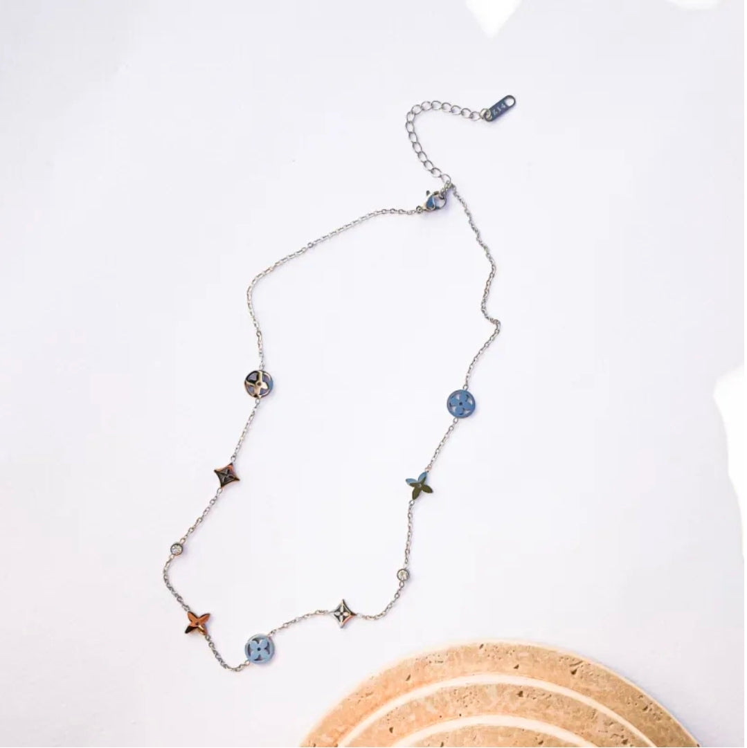 Нежно късо колие с елементи по него от медицинска стомана