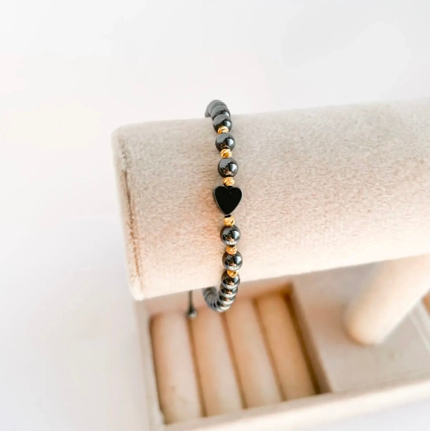 Ръчно изработени гривни с естествени камъни и сърца