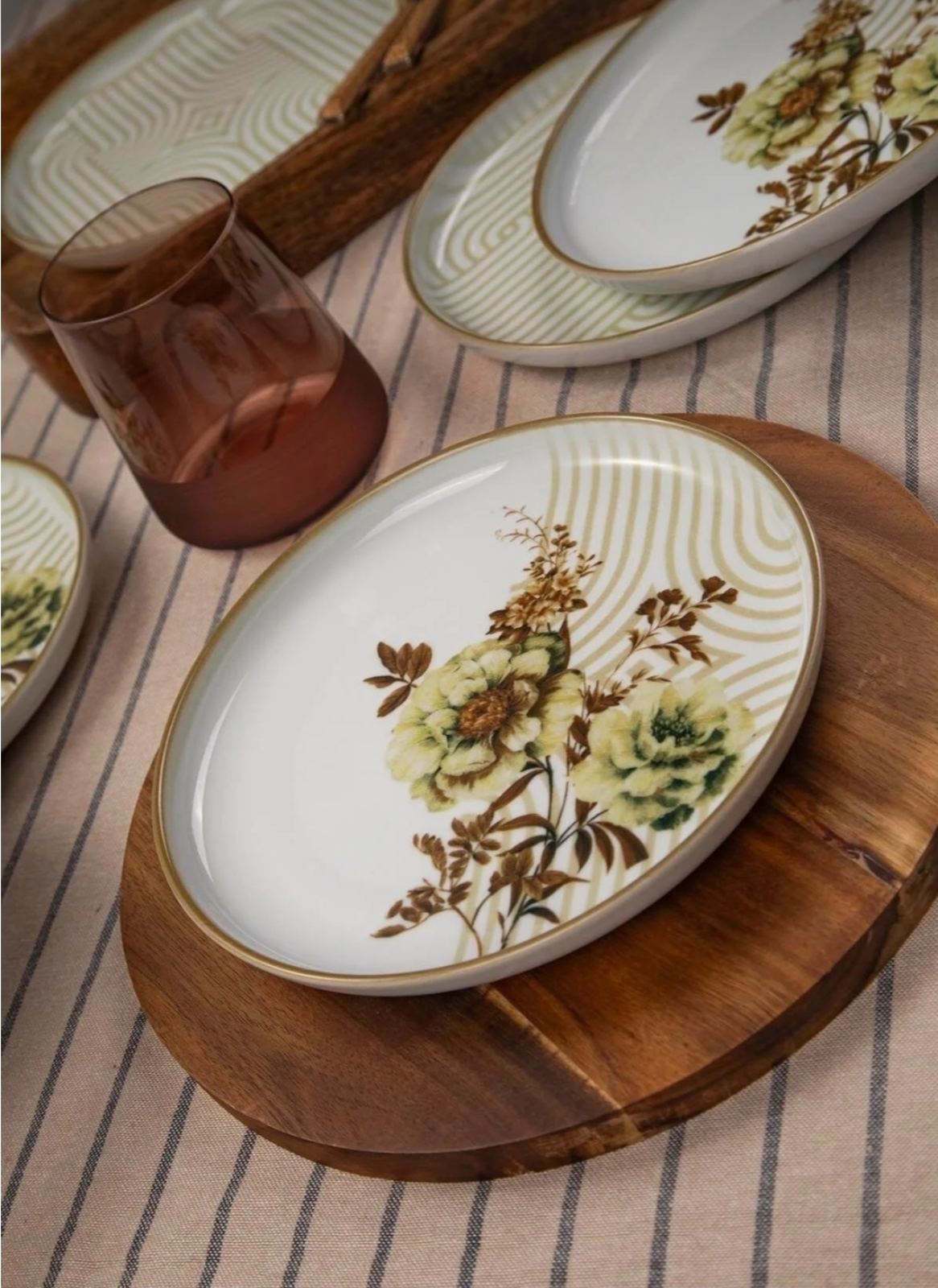 Порцеланов сервиз от 6 бр чинии с флорален десен