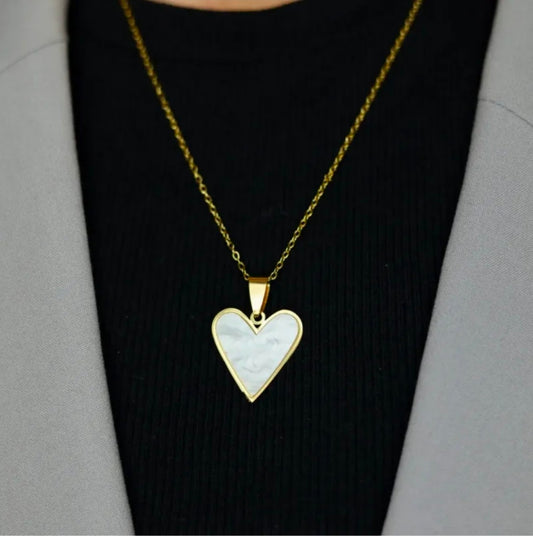 Колие с обемно сърце в златист цвят от неръждаема стомана