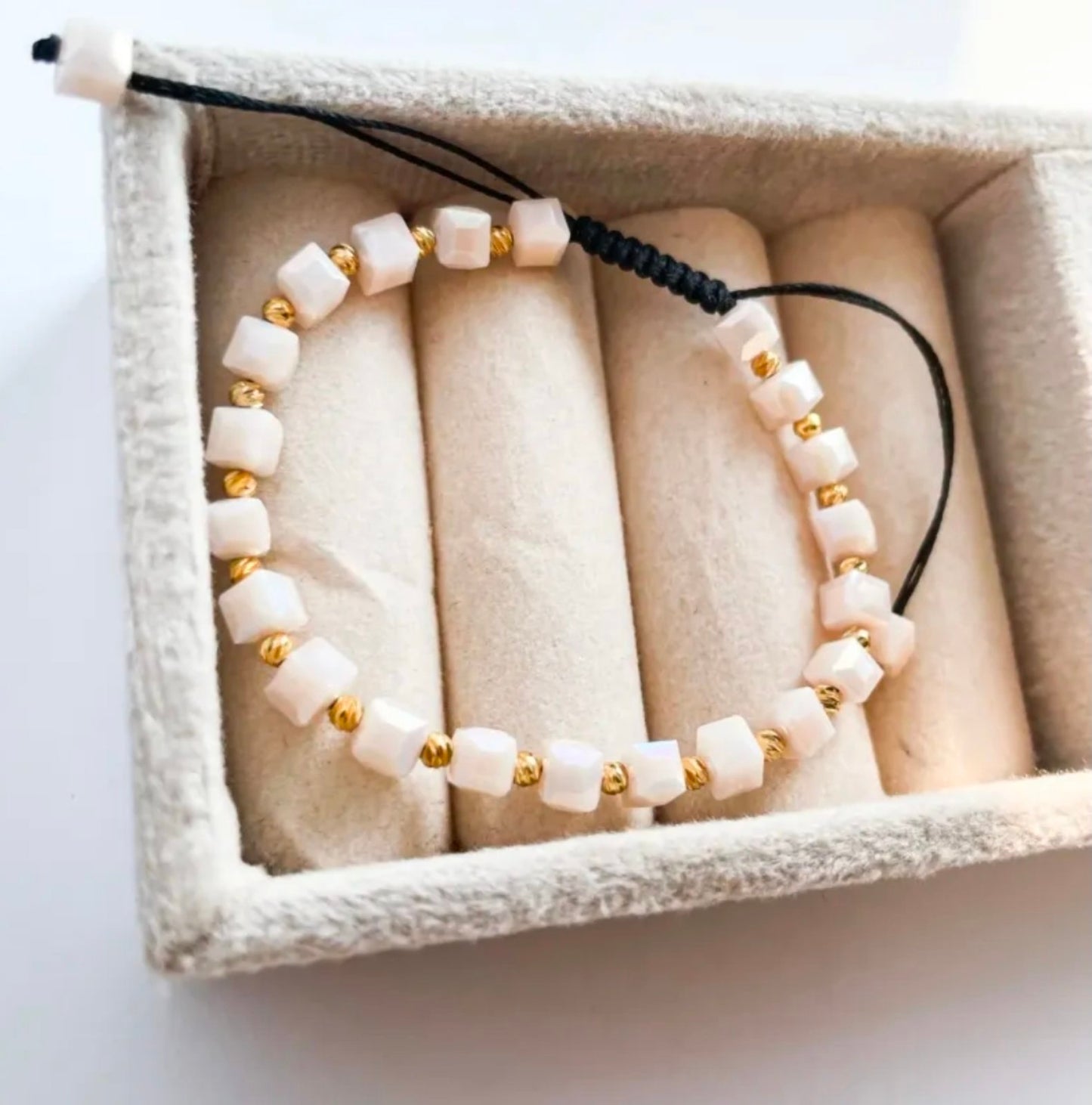 Ръчно изработена гривна с кубчета в цвят пудра и 18К позлатени топчета