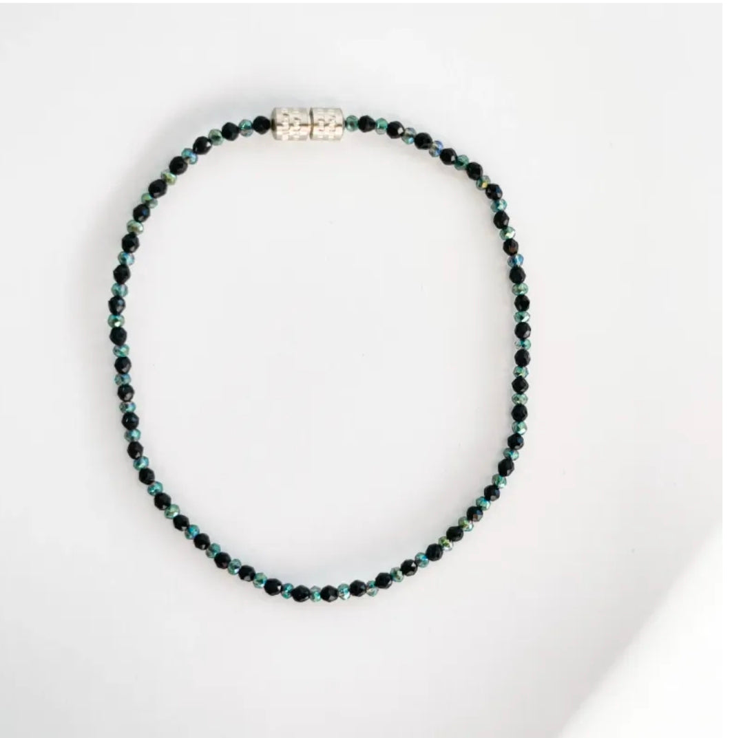 Ръчно изработена гривна с черни и сини италиански кристали