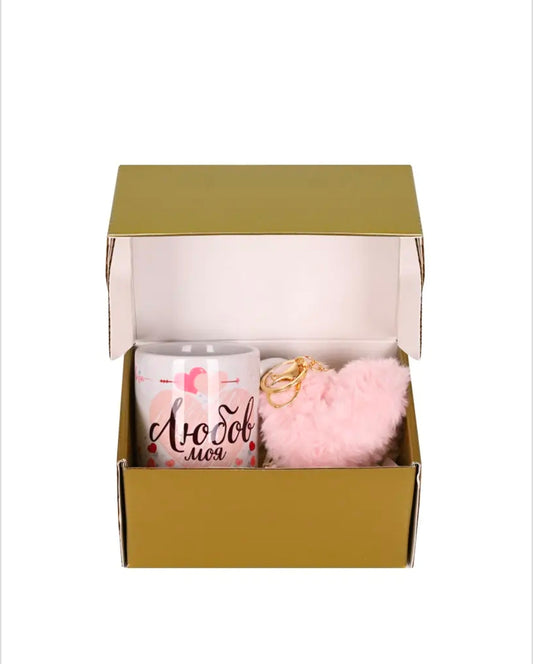 Подаръчен комплект "Обичам те" с чаша и плюшен ключодържател "Сърце"