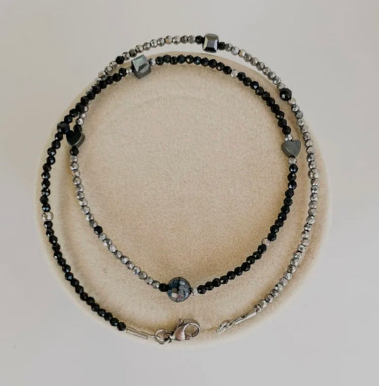 Късо колие със сиви и черни кристали и сърца от хематит