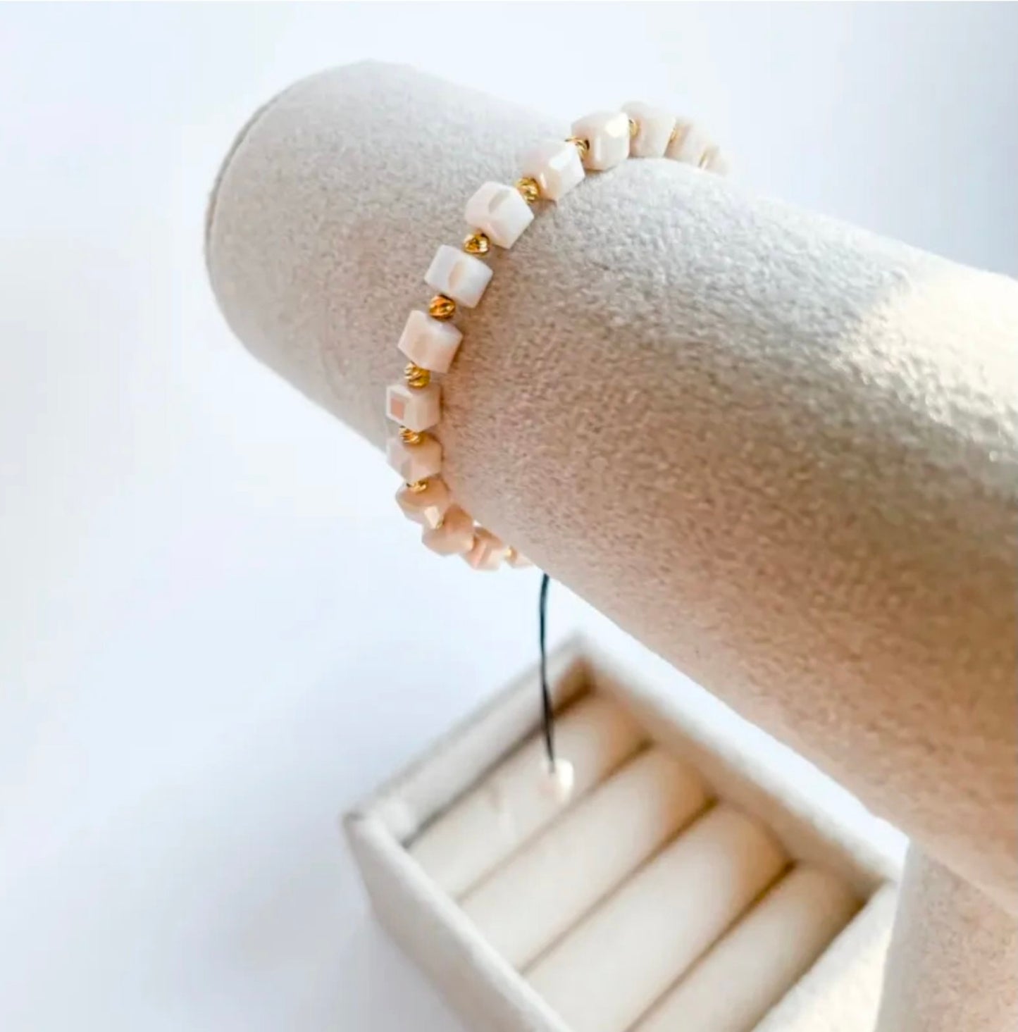 Ръчно изработена гривна с кубчета в цвят пудра и 18К позлатени топчета