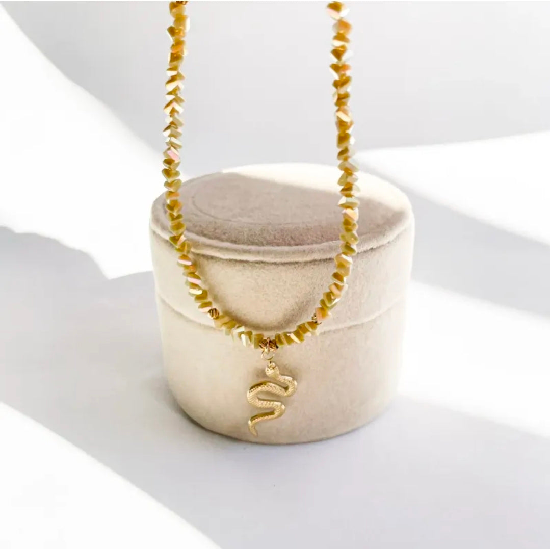 Ръчно изработено късо колие с висулка змия