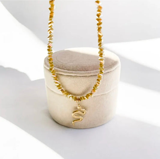 Ръчно изработено късо колие с висулка змия