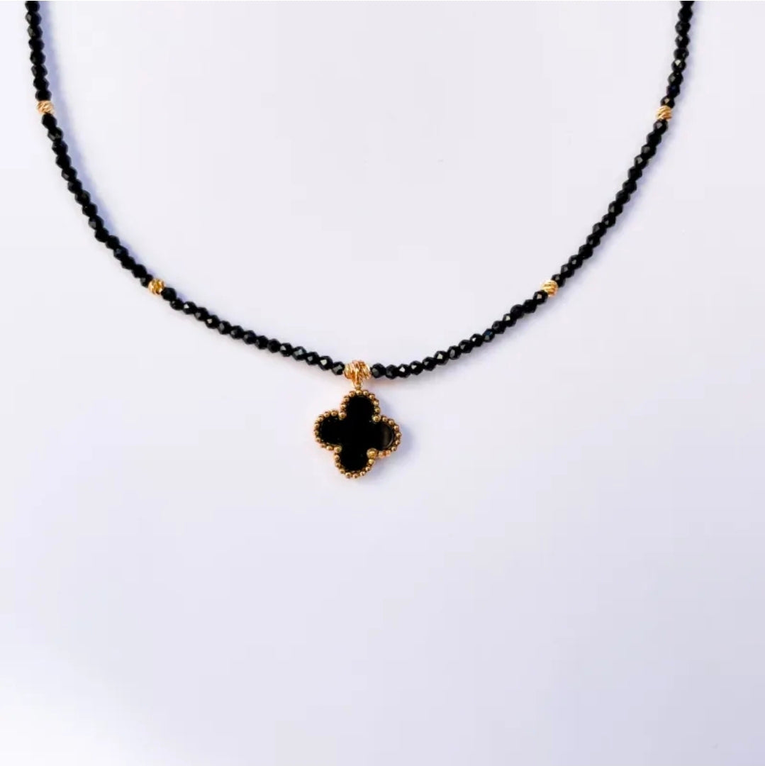 Късо колие с черна детелина,черни кристали и златисти топчета