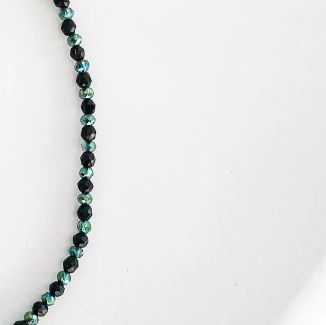 Ръчно изработена гривна с черни и сини италиански кристали