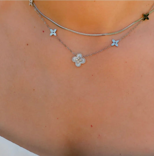 Колие на два реда със змийска плетка и детелина със седеф